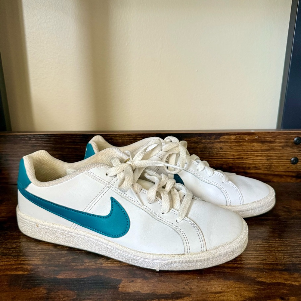 Nike Court Royale 2 Sneakers 749867 107 White Leather Lace Up Women’s Size 6.5